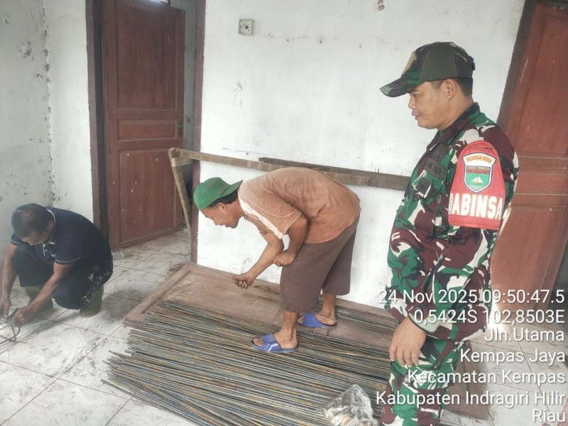 Babinsa Koptu Jalaluddin Pantau Pengerjaan Koperasi Desa Merah Putih di Kempas Jaya, Lancar Tanpa Kendala