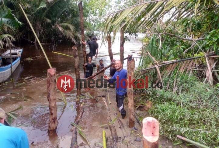 Terjung Langsung ke Sungai, Kades Sungai Baru Goro Bersama Warga Bangun Pelabuhan
