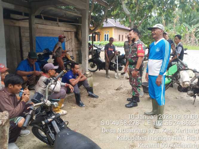 Babinsa Koramil 09/Kemuning Sampaikan Informasi Kepada Warga Terkait Keamanan Desa