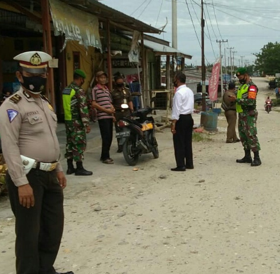 TNI-Polri dan Aparat Kecamatan Gelar Operasi Yustisi di Pasar Dayun