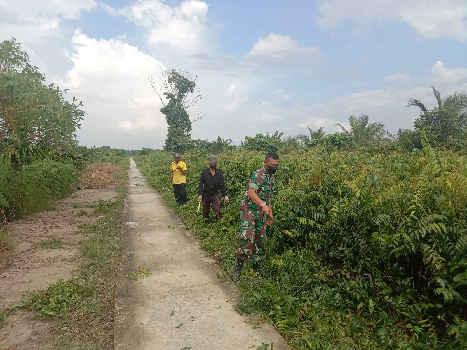 Babinsa Koramil 04/Kuindra Goro Bersihkan Kiri Kanan Jalan di Desa Tanjung Lajau 