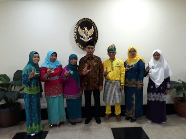 Hari Guru Nasional Ke-24, Mendikbud Apresiasi 8 Guru Penulis Asal Inhil Riau