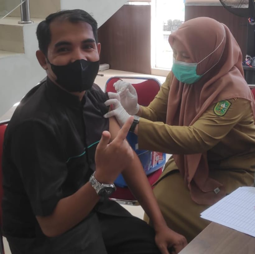 Untuk Tingkatkan Herd Immunity, Karyawan Ayola First Point Hotel Mendapatkan Vaksin Booster