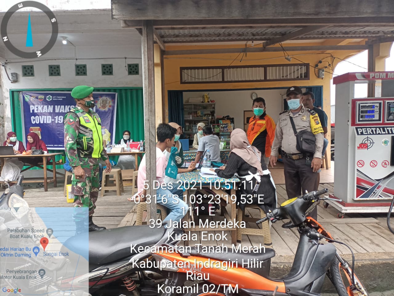 Percepat Vaksinasi, Babinsa 02/Tanah Merah Dampingi Tenaga Medis