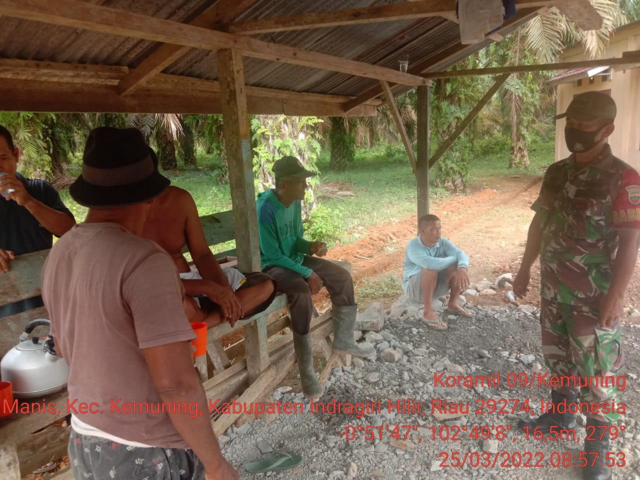 Komsos di Desa Limau Manis, Babinsa Koramil 09/Kemuning Sampaikan Soal Bahaya Karhutla