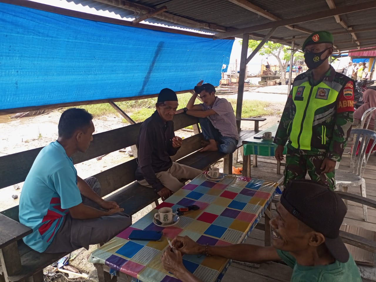 Pratu Feri Ratnayasa Sosialisasi Penerapan Prokes Bersama Warga