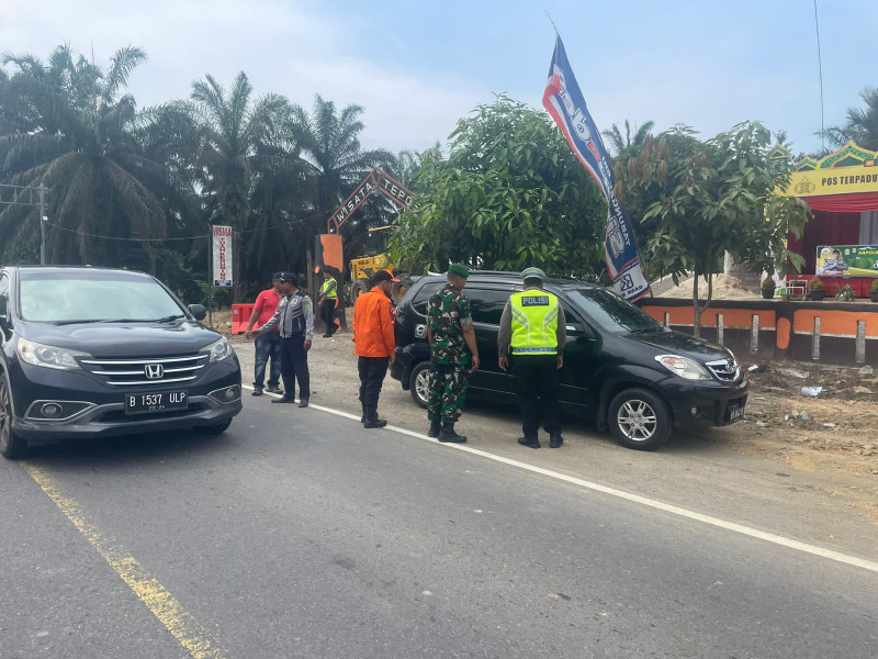 Babinsa Koramil 09/Kemuning Tegakkan Pos Pengamanan Jalur Mudik Lebaran