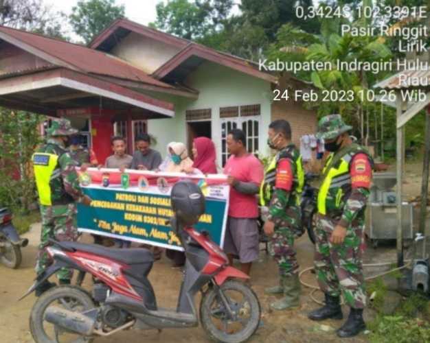 Babinsa Koramil 04/Pasir Penyu Laksanakan Sosialisasi dan Patroli Karhutla di Desa Pasir Ringgit