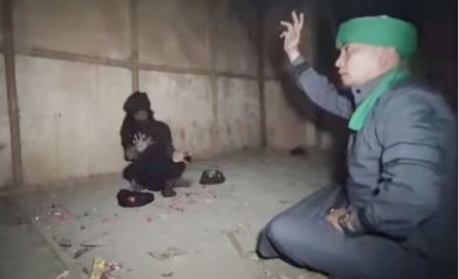 [Video] Ustaz Ujang Bustomi Duel dengan Dukun Santet, Terkapar Hingga Dinding Jebol