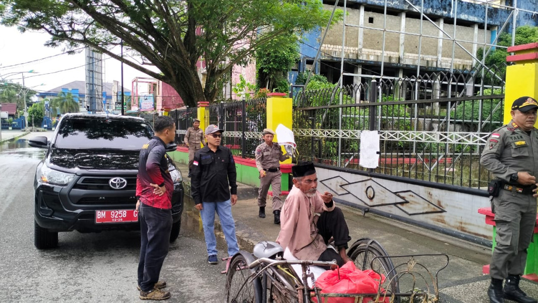 Tertibkan APK, Bawaslu Inhil Bersama Satpol PP Turun Ke Lokasi