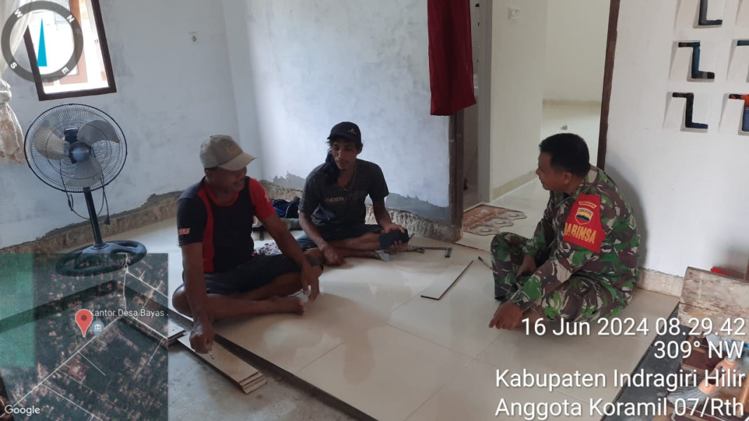 Babinsa Serma Damrianto Saling Berbagi Informasi Terkait Perkembangan Situasi di Wilayah Kecamatan Reteh