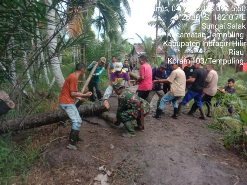 Jumat Bersih, Babinsa 03/Tpl Gandeng Warga Goro di Kampung Pancasila