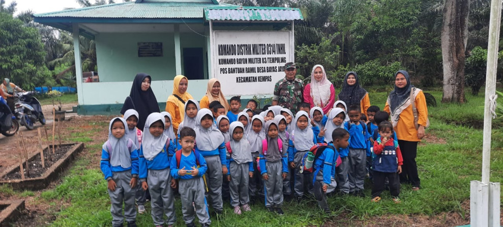 Lebih Dekat Dengan TNI, Anak-anak PAUD Kunjungi Pos Babinsa Bayas Jaya Koramil 03/Tpl