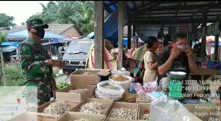 [Video] Masih Ada yang Tak Pakai Masker, Babinsa Koramil 09/Kemuning Tegakkan Protokol Kesehatan