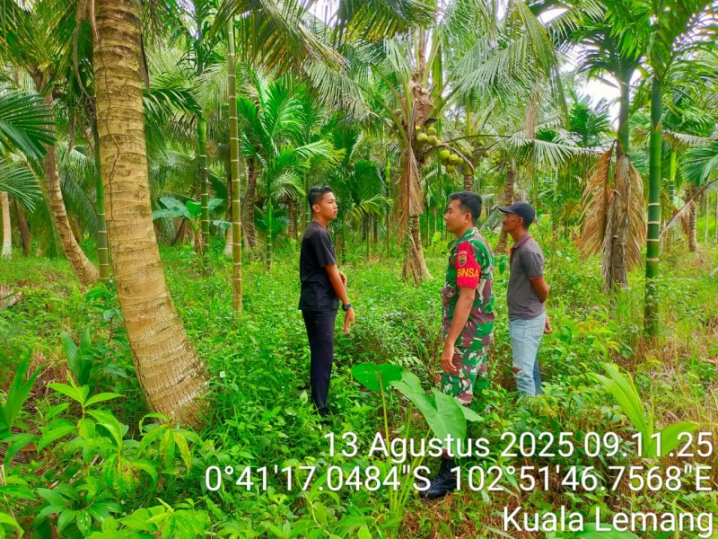 Patroli dan Sosialisasi: Babinsa dan Masyarakat Bersinergi untuk Menjaga Lingkungan