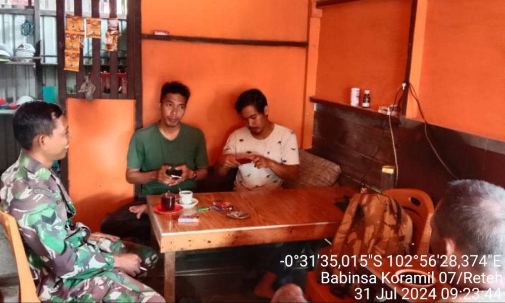 Dengan Komsos, Koramil 07/Reteh Berbagi Informasi Terkait Situasi di Wilayah