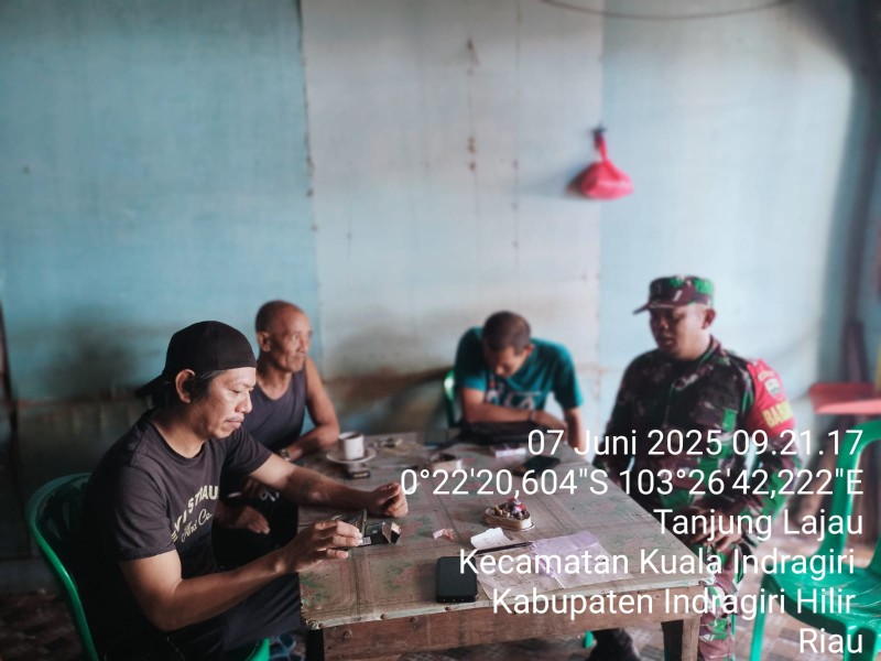 Babinsa Serda S.R. Siahaan Laksanakan Komsos dengan Masyarakat Desa Tanjung Lajau
