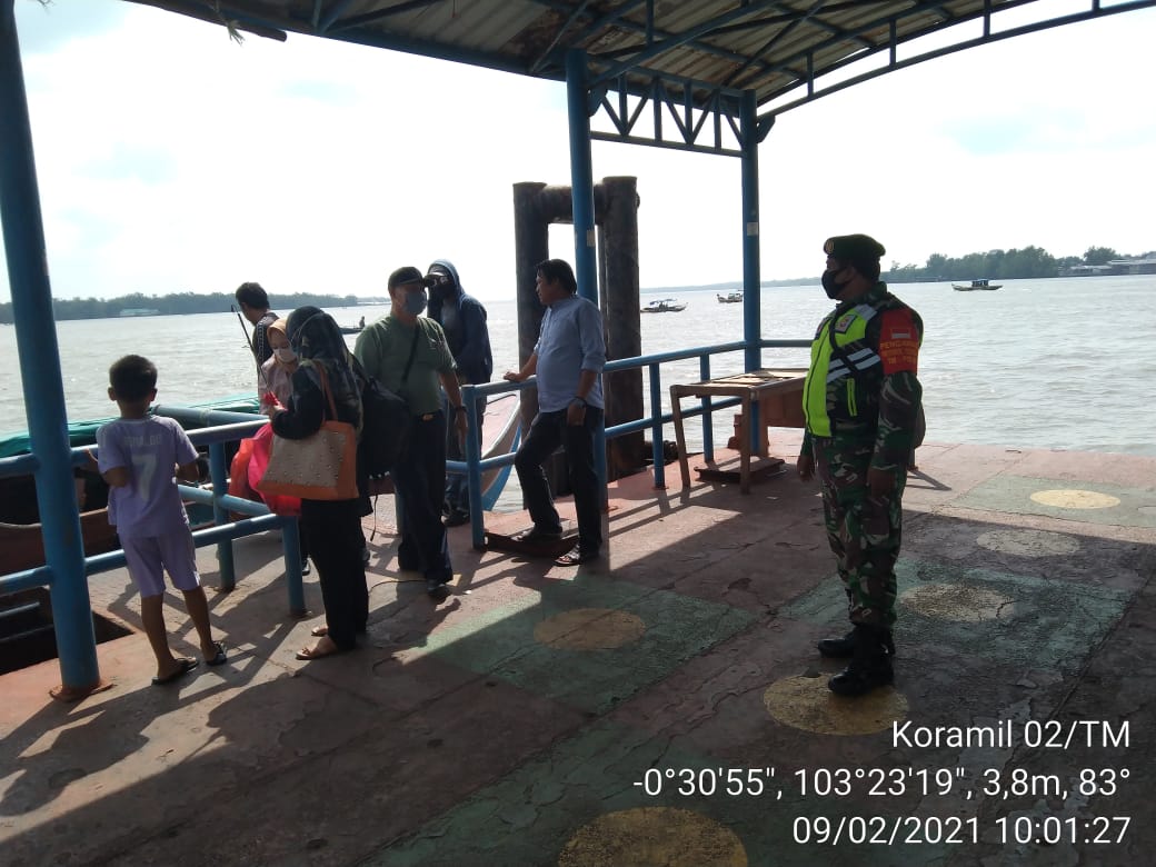 Tak Bosan-bosannya, Koramil 02/Tanah Merah Terus Imbau Warga Patuhi Protkes di Pelabuhan