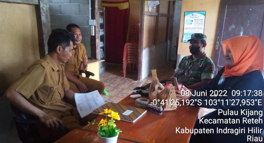 Tingkatkan Sinergitas Bersama Warga, Kopda Sudarwis Lakukan Komsos Bersama Aparatur Desa