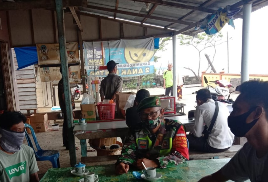 Serda Iclas Manalu Babinsa Koramil 04/Kuindra Lakukan Komsos