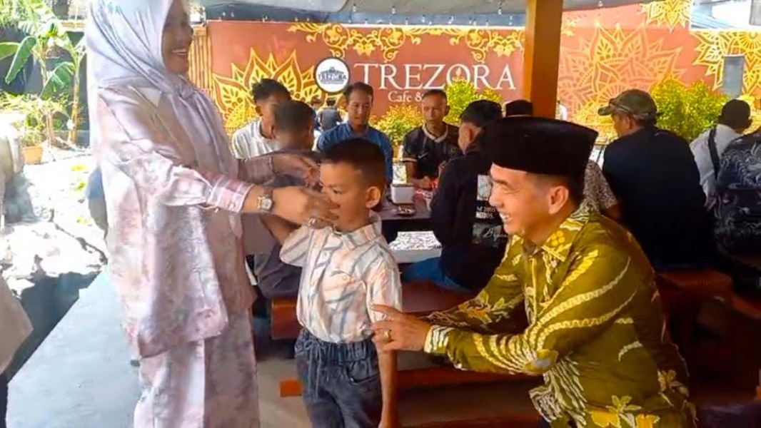 Meskipun Tak Ada Jabatan Lagi, Masyarakat Inhil Tetap Berbondong-bondong Hadiri Open House DR. H. Ferryandi