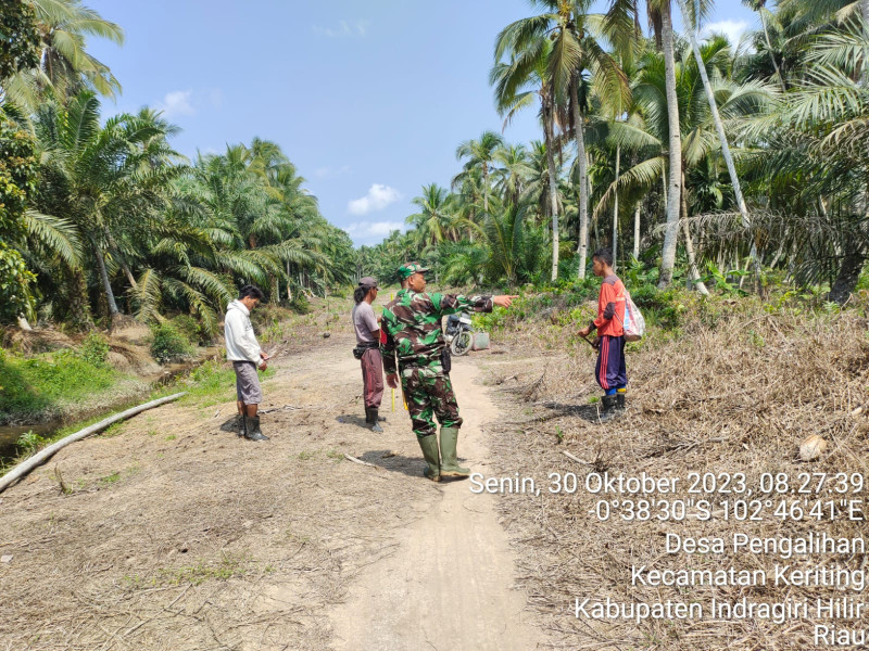 Kepedulian Babinsa Koramil 09/Kemuning Terhadap Lingkungan Terus Dilakukan Secara Rutin