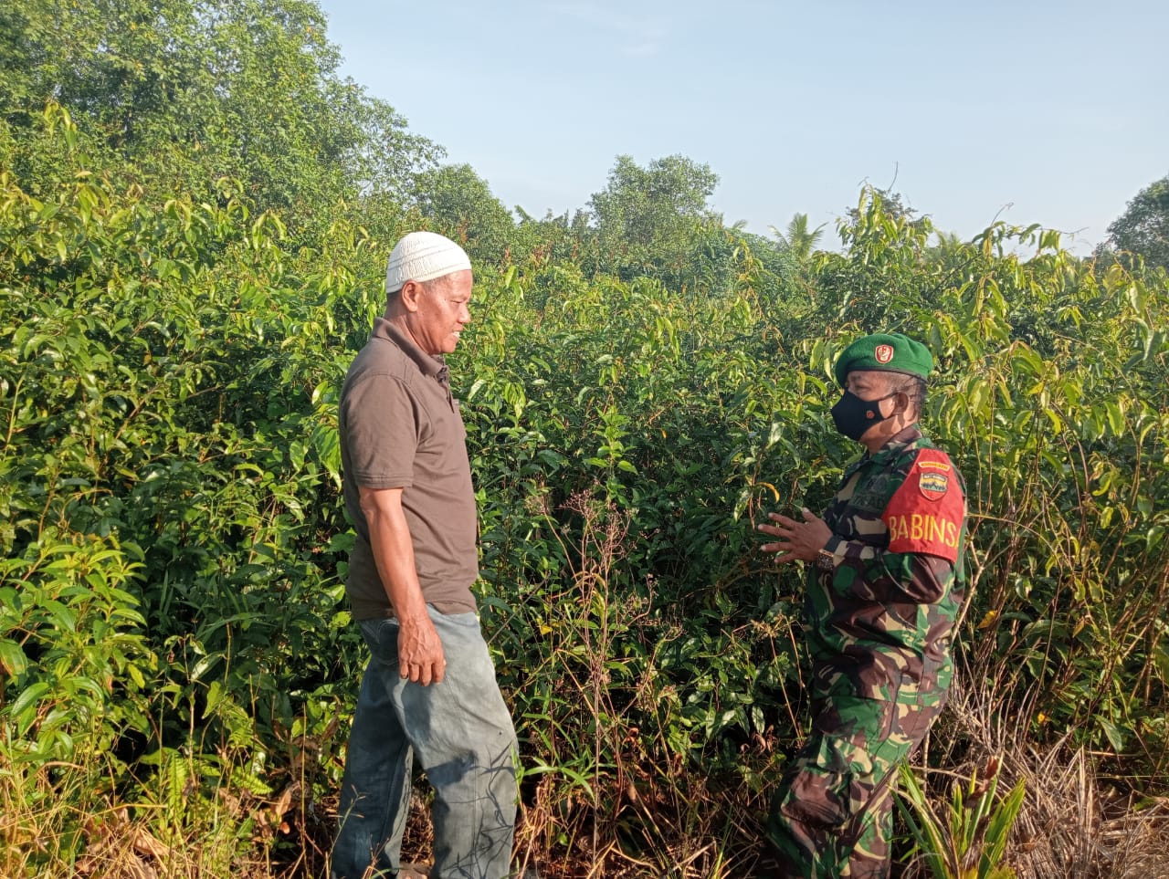 Pelda Zulfahmi Lakukan Patroli Bersama Warga Petani Kelapa