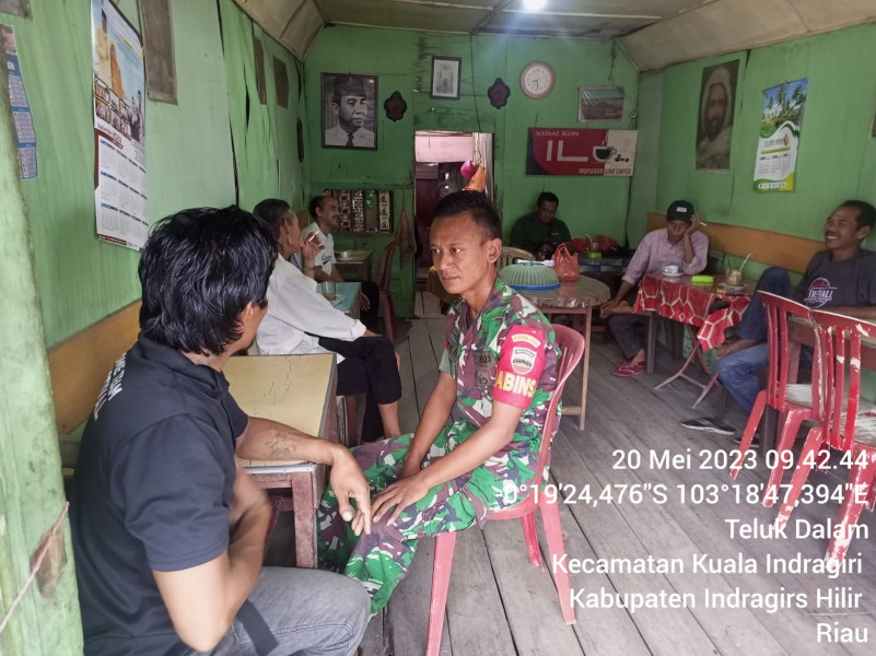 Babinsa Koramil 04/Kuindra Berikan Ilmu Pengetahuan Kepada Warga Sekitar