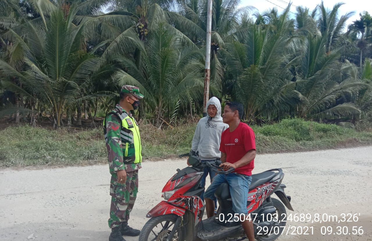 Koptu Ronald Manalu Periksa Pengendara yang Melewati Jalan Lintas Sungai Piring