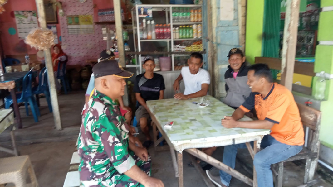 Giat Komsos, Babinsa Koramil 05/Gas Jalin Kedekatan dan Kebersamaan Bersama Tokoh Masyarakat dan Pemuda