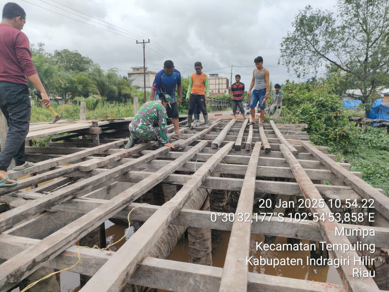Pengerjaan Jembatan Terus Berlanjut, Anggota Koramil 03/Tempuling Dan Warga Kompak Laksanakan Goro