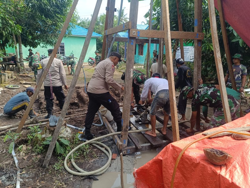 TMMD Ke-123: Koramil 09/Kemuning, Polsek, dan Masyarakat Bersatu Membuat Sumur Bor untuk Desa Mumpa