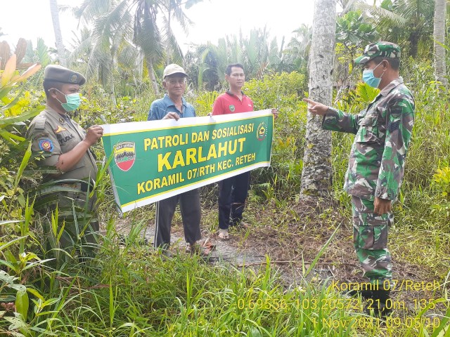 Koramil 07/Reteh Lakukan Patroli Karhutla di Parit 2 Darat Pulau Kijang