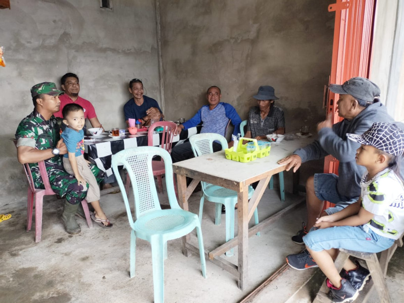 Komsos Dengan Warga, Babinsa Koramil 05/Gas Kopda Ridho Almahesa Rutin Pantau Wilayah Binaan