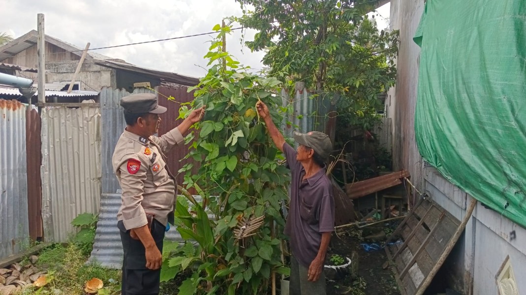 Dorong Produktivitas Ekonomi Masyarakat, Personel Polsek Enok Pantau Tanaman Di Perkarangan Rumah Warga Binaan