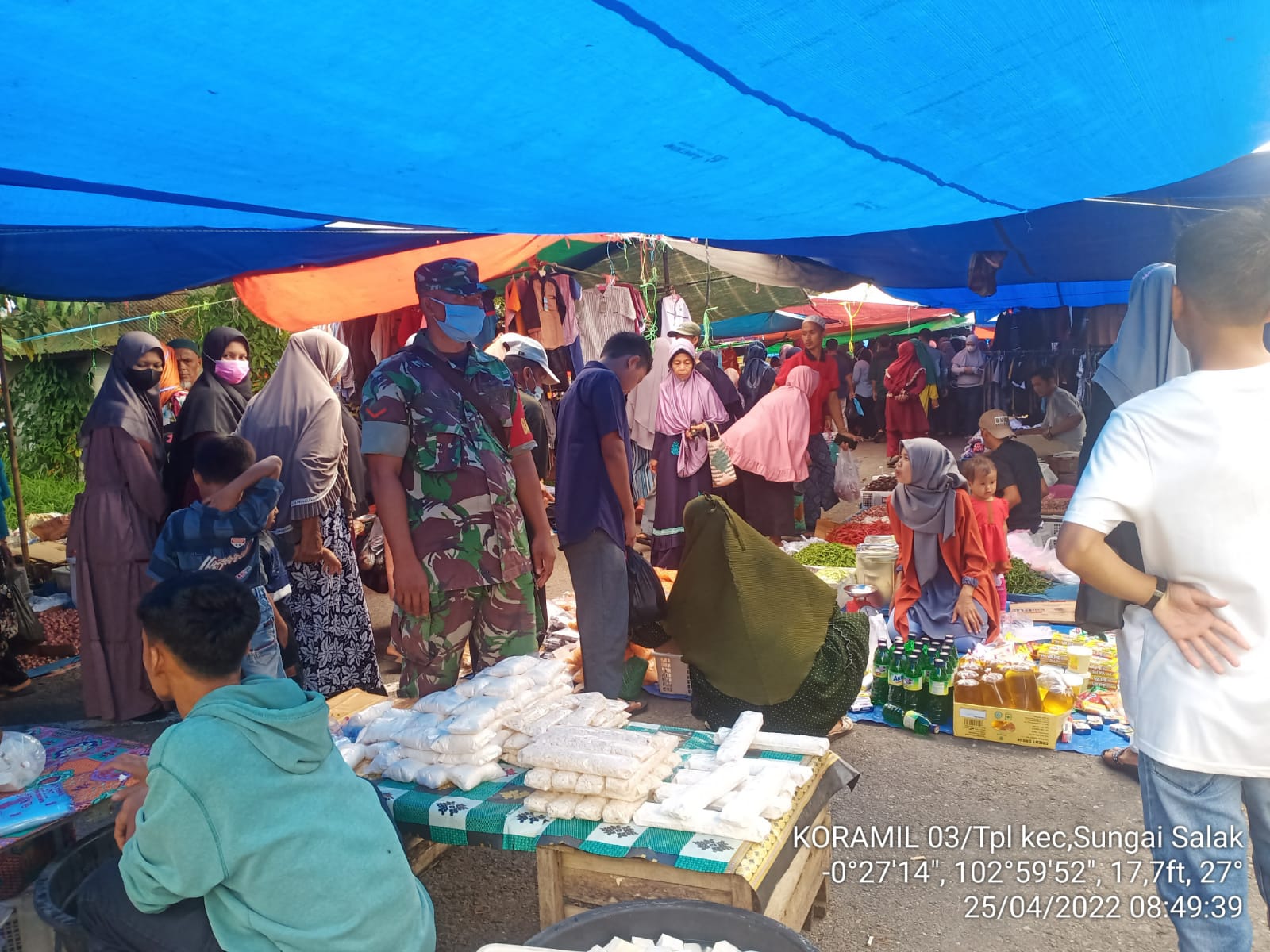 Sembari Tegakan Prokes, Babinsa 03/Tempuling Pantau Kualitas Dan Harga Sembako