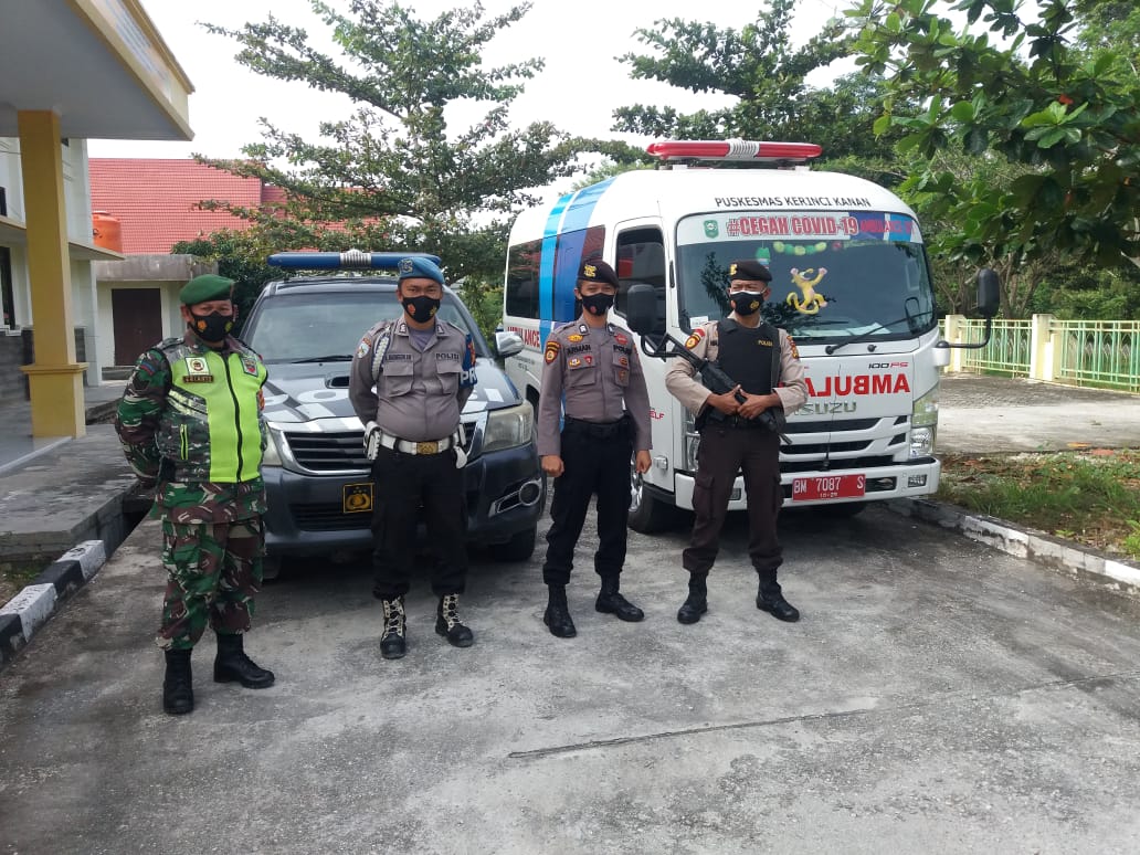 Babinsa Koramil 03/Siak Bersama Polsek Kerinci Kanan Laksanakan Pengamanan Pengambilan Vaksin Sinova