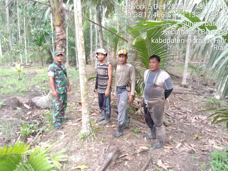 Babinsa Koramil 07/Reteh Ingatkan Masyarakat Untuk Terus Rutin Memantau Lahan dan Hutan