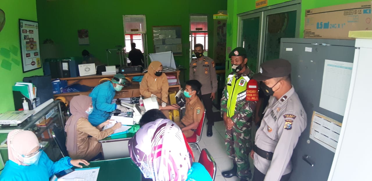 Babinsa Koramil 03/Siak Dampingi Pelaksanaan Vaksinasi Covid-19 di Puskesmas Kecamatan Siak