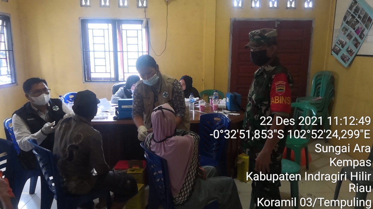 Babinsa 03/Tempuling Dampingi Warga Binaannya Vaksin Covid-19 Serta Himbau Tetap Laksanakan Prokes