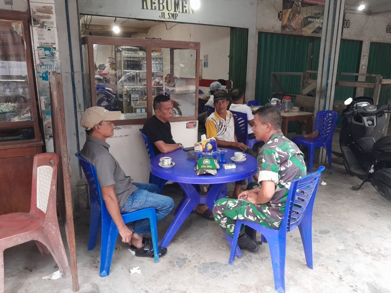 Babinsa Koramil 07/Reteh Rutin Lakukan Komsos dengan Warga  di Kel Pulau Kijang