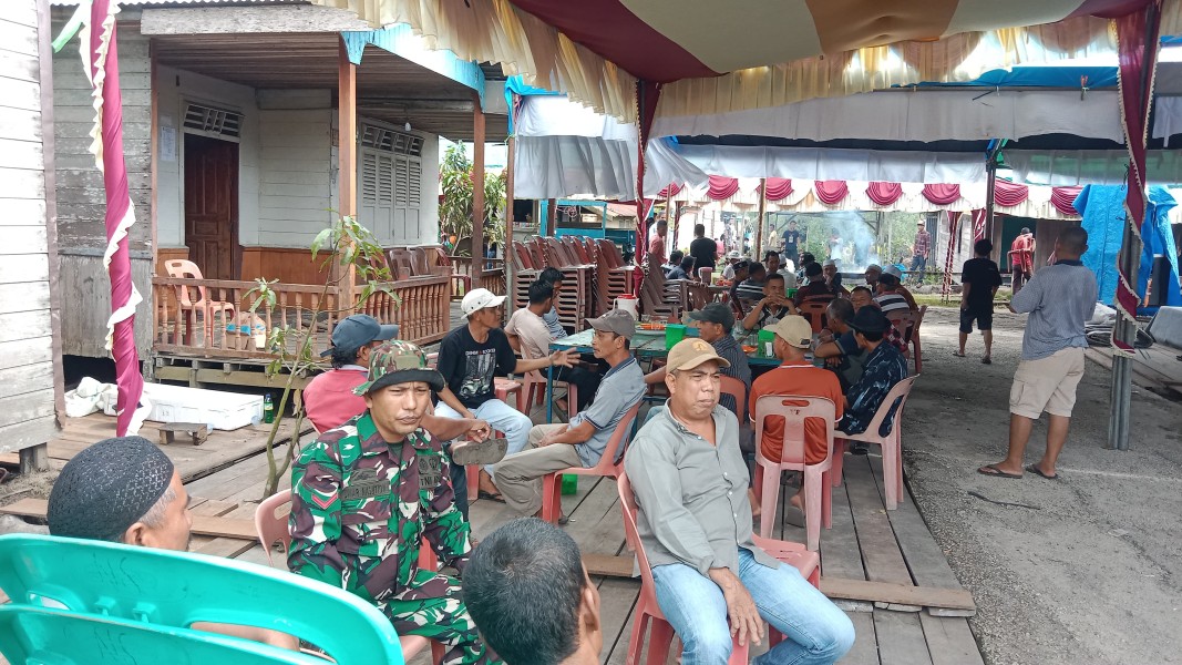 Babinsa Koramil 05/GAS Kopda Umar Nasution Laksanakan Giat Dengan Warga Melalui Komsos