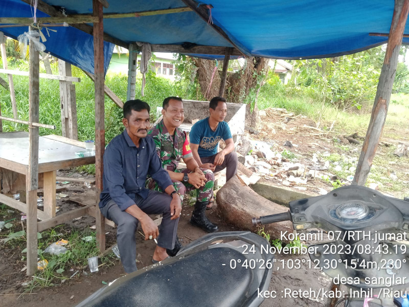 Berdiskusi Santai, Koramil 07/Reteh Berikan Informasi Untuk Tetap Menjaga Keamanan dan Kebersihan di Lingkungan