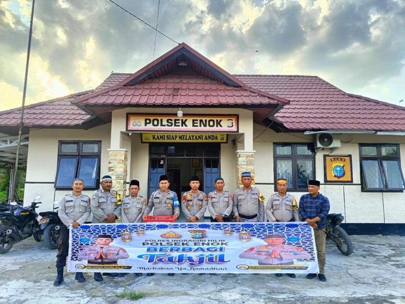 Ramadhan Peduli, Polsek Enok Bagikan Takjil ke Warga Kelurahan Enok