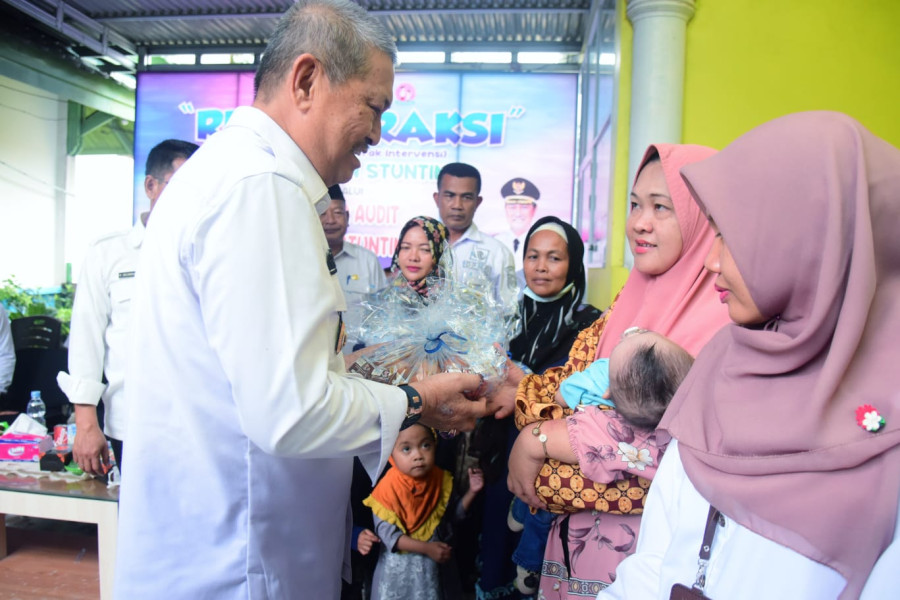 Wabup H.Syamsuddin Uti Serahkan Paket Nutrisi Kepada Bayi Dan Kelurga Beresiko Stunting