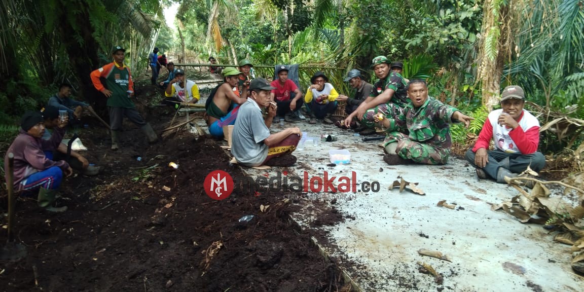 Keakraban Satgas TMMD Dengan Warga Semakin Erat Terjalin
