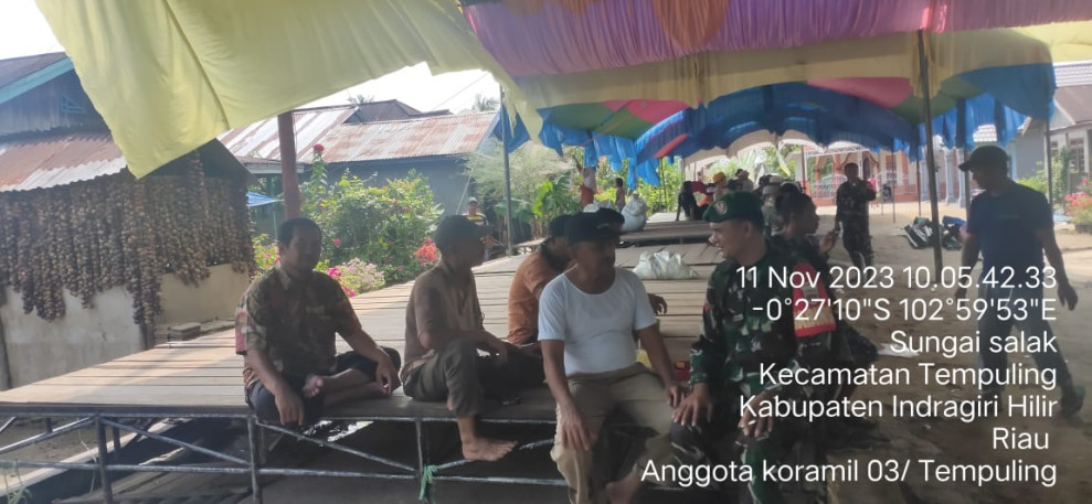 Komsos Dengan Warga, Babinsa Koramil 03/Tpl Kopda Kerius Zai Juga Rutin Pantau Wilayah Binaan
