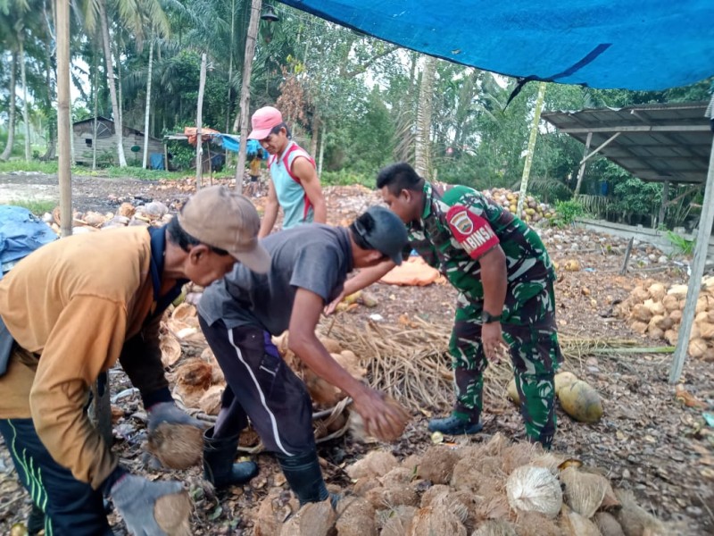 Babinsa Koramil 09/Kemuning: Gotong Royong untuk Kemajuan Bangsa