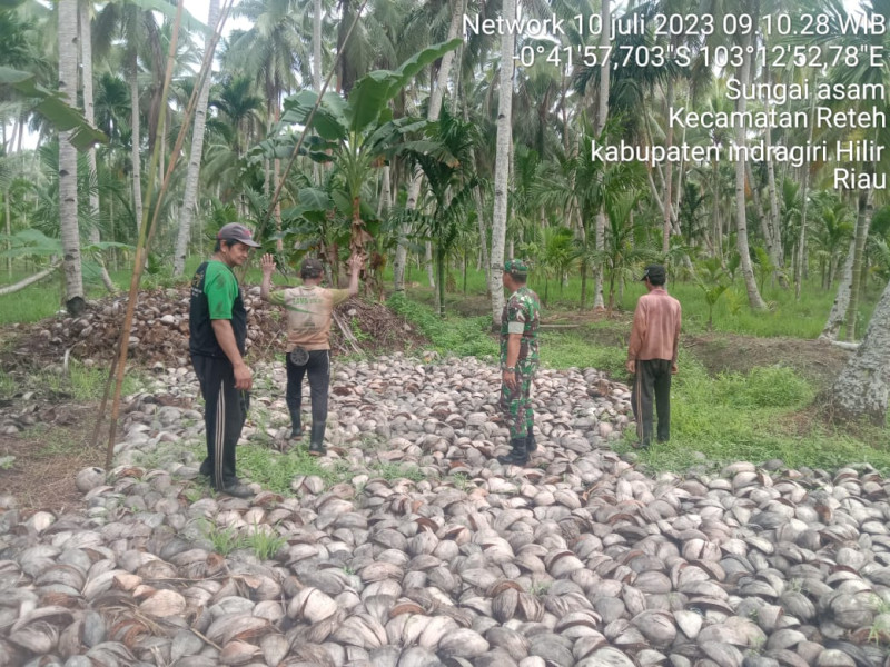 Babinsa Koramil 07/Reteh Bersama Warga Selalu Patroli Karlahut
