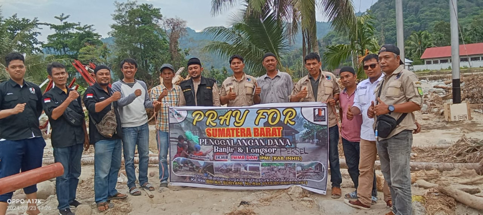 Disambut Hangat Di Sumatra Barat, IKMR Inhil Serahkan Secara Langsung Donasi Untuk Korban Banjir dan Tanah Longsor